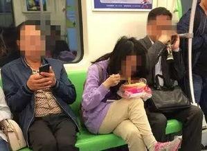 娱乐吃瓜酱坐地铁